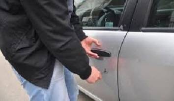 سرقة سيارته أثناء تأديته صلاة الجمعة!