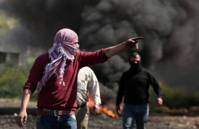 اختناق عشرات الفلسطينيين بالغاز في مسيرات مناهضة للاستيطان والجدار في الضفة