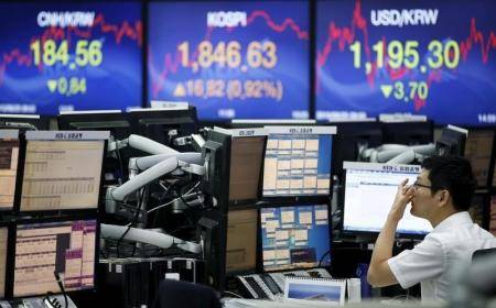 مؤشر الدولار يهبط للأسبوع الثاني بعد إجراءات تحفيزية من بنوك مركزية