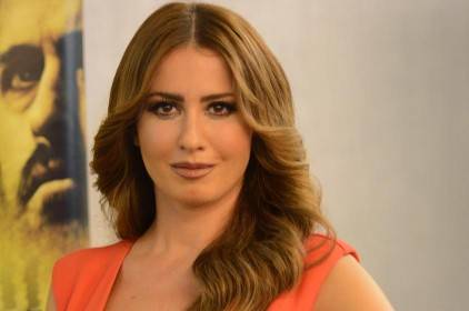 لماذا غادرت الممثلة ميسون أبو أسعد سوريا؟