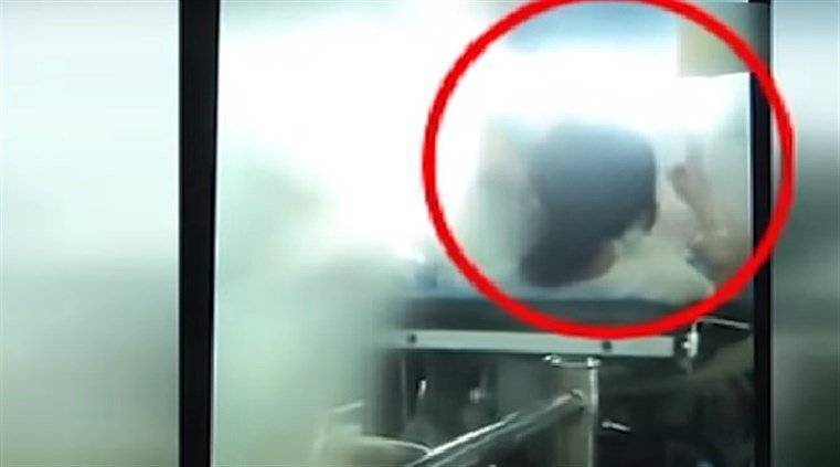 بالفيديو: حادث مروّع داخل المستشفى.. فماذا فعلت الطبيبة بالمريضة؟!