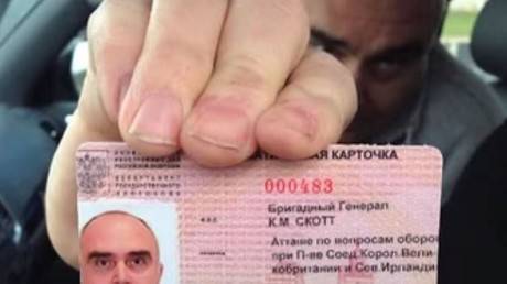 بالفيديو.. القبض على اثنين من الدبلوماسيين البريطانيين في روسيا بشبهة التجسس