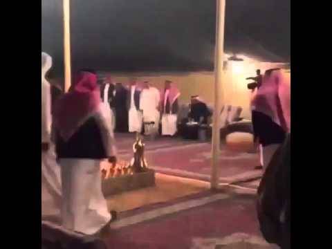 “فيديو”: أمير قطر ممازحاً الحضور بمخيم ولي العهد السعودي: “جئنا لمتابعة المباراة”