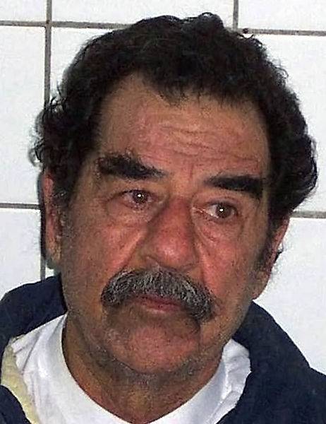شاهد ماذا حصل للرجل الذي بلغ عن مكان صدام حسين