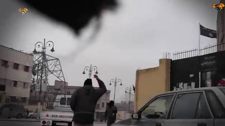 شريط فيديو مسجل بكاميرا خفية يظهر الحياة داخل معقل "داعش" الرقة