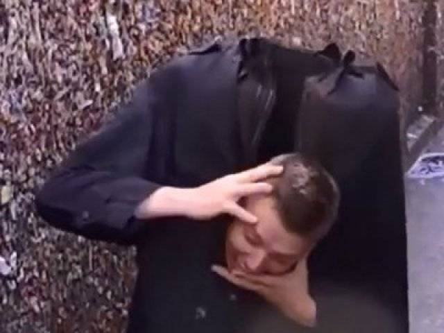 بالفيديو رجل يعطس فينفصل رأسه عن جسمه!!!