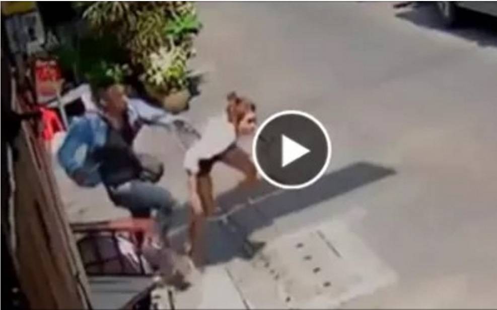 بالفيديو: بعد اكتشافه خيانتها .. شاب يضرب صديقته الحسناء ضرباً مبرحاً وسط الطريق!