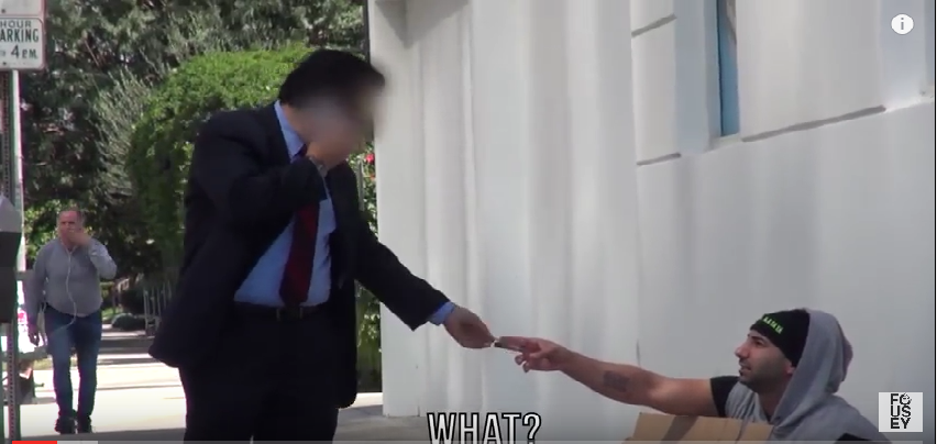 بالفيديو: رجل متسوِل يقدم المال للمارة...شاهدوا ردة فعلهم الغريبة