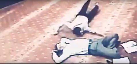 فيديو| تظاهر بالنوم لسرقة هاتف رجل نائم في المسجد!