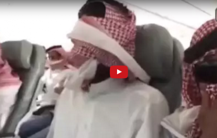بالفيديو- كيف تصرف شاب يركب الطائرة للمرة الاولى؟