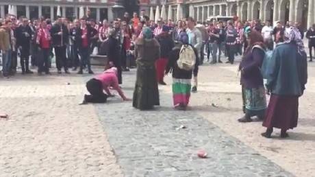 بالفيديو.. لقطات غير أخلاقية من مشجعي آيندهوفن بحق متسولي العاصمة مدريد