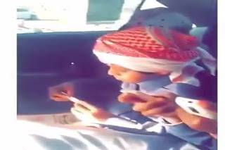 فيديو : طفل يقوم بتجهيز سيجارة حشيش