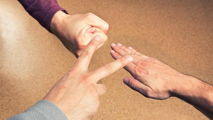بالفيديو: تعلم كيف تفوز دائماً في لعبة "حجر مقصّ ورق"؟