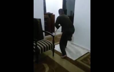 فيديو صادم.. جريمة أسرية جديدة بحق الطفولة