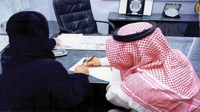 عشرينية تخلع زوجها الستيني