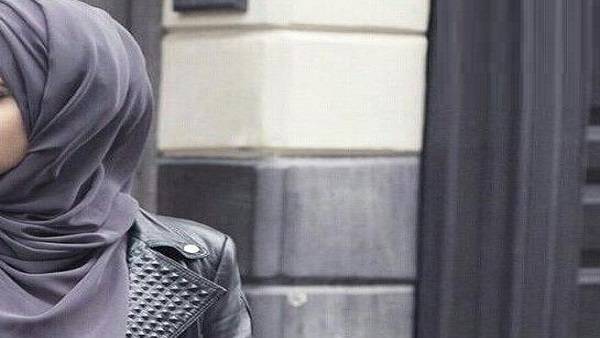 بالفيديو.. رجل يقتحم قناة سعودية على الهواء لمطالبة امرأة بتغطية وجهها