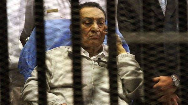 مصادر مصريّة تكشف كيف يعيش “مبارك” .. علاج طبيعي وصحف واتصالات من الأمراء العرب