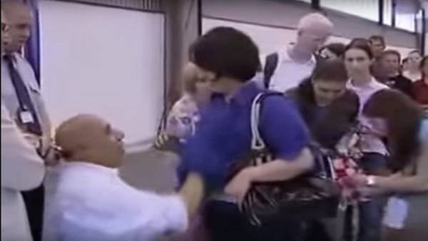 بالفيديو.. دجال يعالج النساء بتحسس صدورهنّ