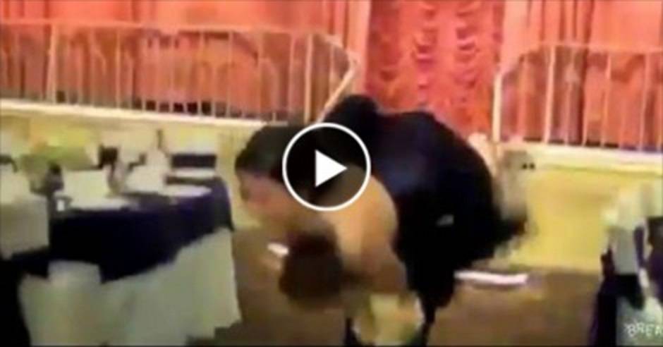 بالفيديو: شاهد عريس يضع عروسته فى موقف محرج جداً ليلة الدخلة