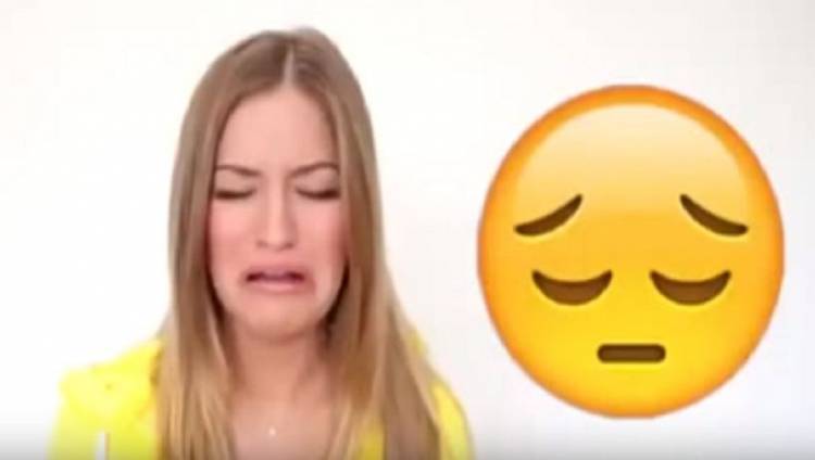 فيديو مدهش لفتاة تقلد الـ"إيموشن" باحتراف