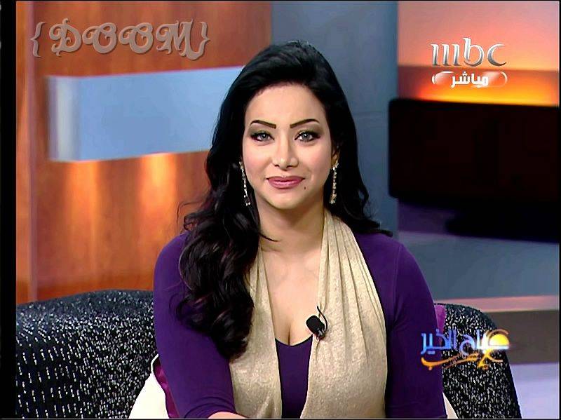 بالفيديو - لجين عمران تخلع حذاءها مباشرة على الهواء