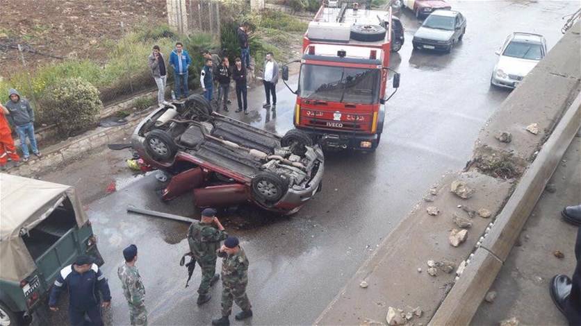 بالصور: انقلاب سيارة على جسر الطريق الاولي في صيدا