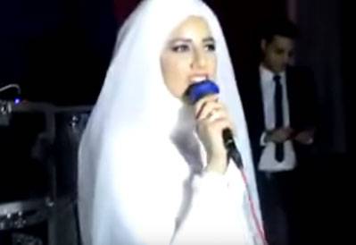 أم مصرية تشعل حفل زفاف إبنتها بأغنية تتسبب في بكاء العروس