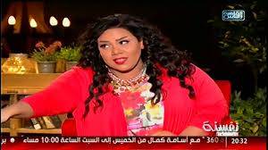 بالفيديو: مذيعة "تعض" زميلتها على الهواء