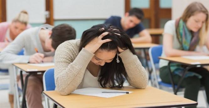 لماذا يتفوق الرجال على النساء في الامتحانات؟