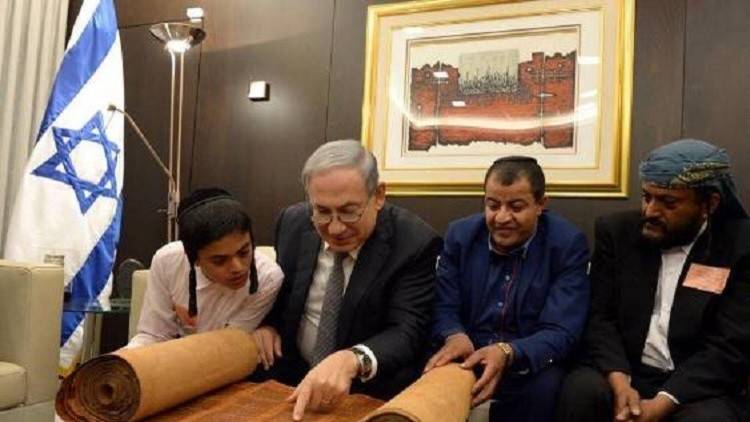 بالفيديو نتنياهو يتصفح مخطوطة قديمة من التوراة جلبها يهود من اليمن