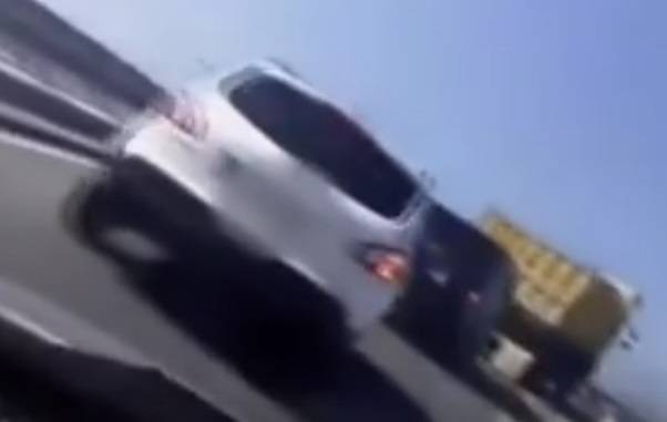 بالفيديو: تركيا - سائق شاحنة ينهي مطاردة سيارات له بحيلة ذكية!