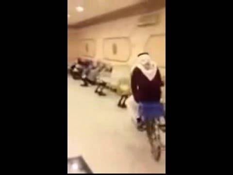 بالفيديو: عريس سعودي يدخل حفل زفافه بدراجة هوائية