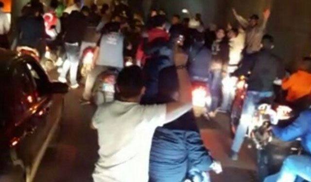 بالفيديو.. جمهور "الرياضي" يقتحم ساسين ويشتم الحكمة والاشرفية