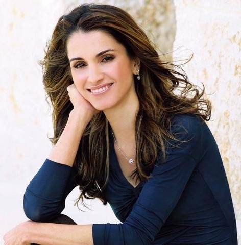 الملكة رانيا تنشر صورتها مع والدتها في يوم الام
