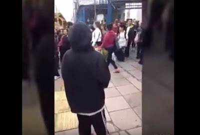 فيديو| صبي يعد مفاجأة غير متوقعة لحبيبته أثناء خروجها من المدرسة