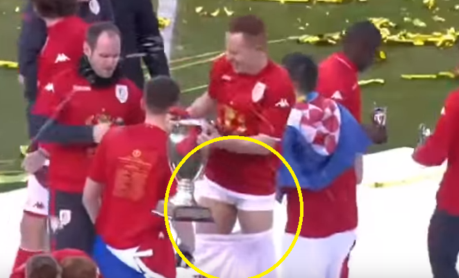 بالفيديو: موقف محرج للغاية.. حمل كأس الفوز لكنه خسر سرواله!