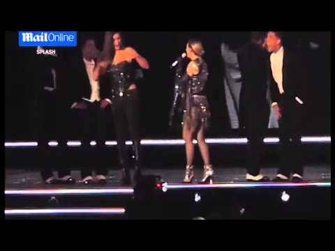 بالفيديو: مادونا تكشف عن صدر إحدى معجباتها وتصفعها على...