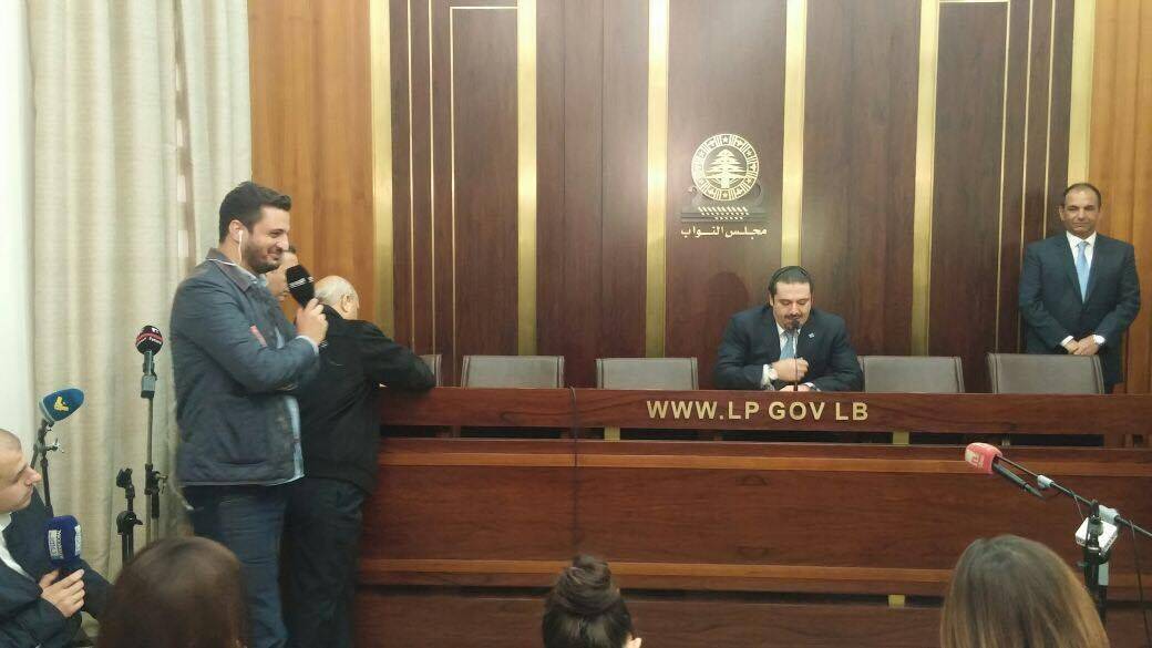 بالفيديو: الحريري لمراسل "الجديد": "شو عم تنمّر عليي"؟