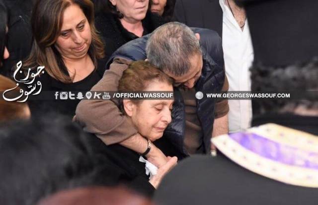 بالصور: جورج وسوف في لقطات مؤثرة مع والدته في دفن والده