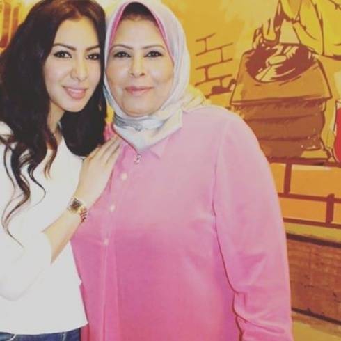 بالصورة – بعد ازمتها مع الشرطة وقضية التحرّش.. كلمات ميرهان حسين لوالدتها تبكي متابعيها!!