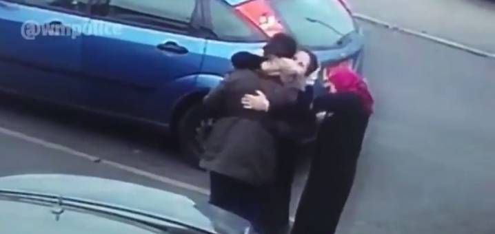 (فيديو) احذروا .. عصابة نساء تسرق عن طريق “المعانقة”!