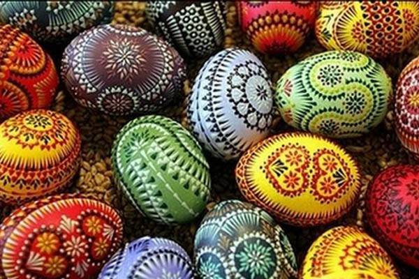كيف تلونون البيض بطريقةٍ طبيعية وآمنة؟