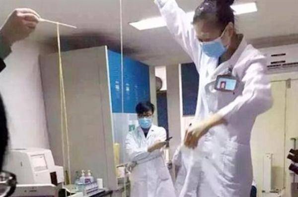 بالصور: العثور على دودة طولها 5 أمتار في أمعاء رجل محب للحوم النيئة