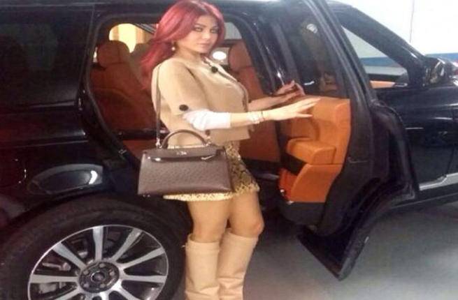 نكتة "الميكرو جوب" وهيفا.. بعدما نزلت من السيارة!