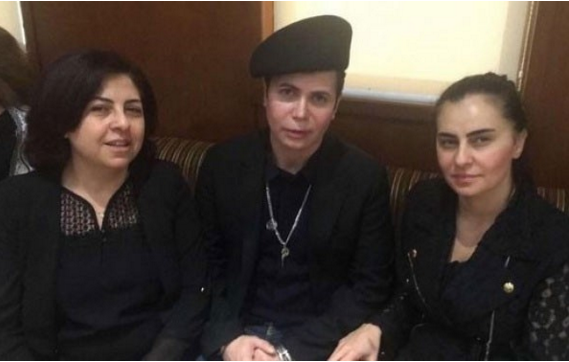 بالصور والفيديو - راغب علامة يحرج جو رعد في العزاء بسبب ملابسه