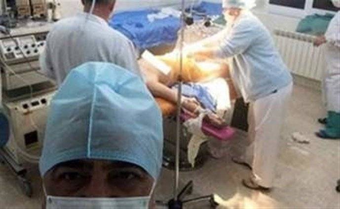 سيلفي "الطرد" تابع .. هذه المرة من غرفة العمليات!