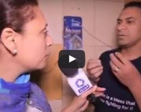 بالفيديو- مذيعة تتعرض للضرب أثناء تسجيل بسبب فضح صاحب محل...