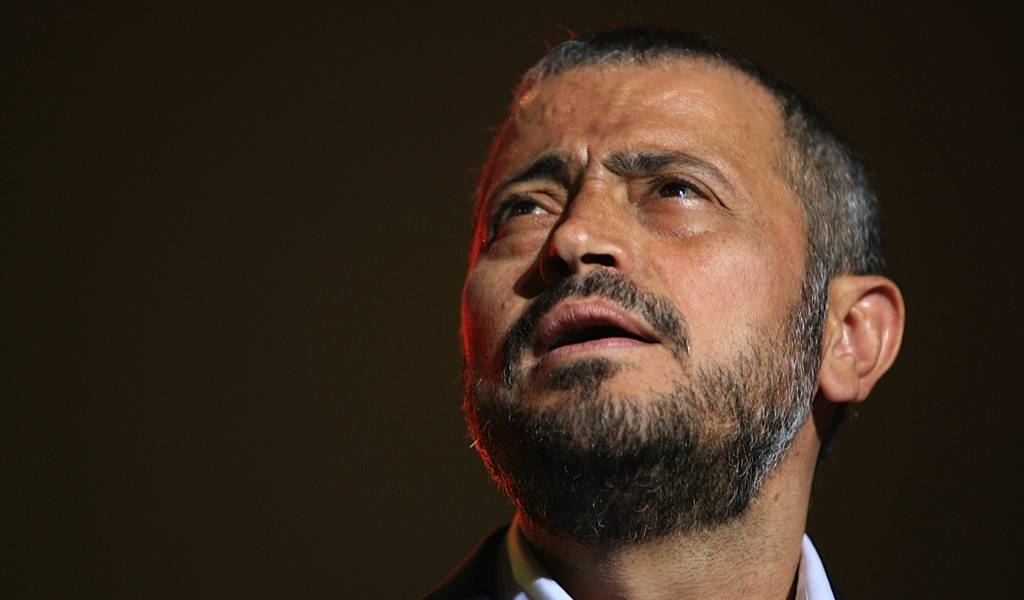صور مؤثرة لـ جورج وسوف مع والدته في جنازة والده