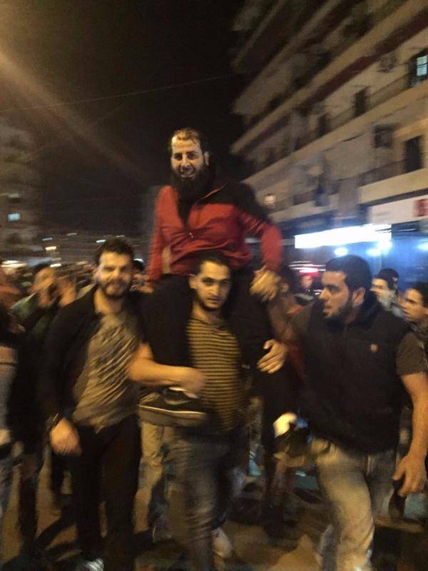 بالصورة - وصول عبد الرحمن فارس إلى باب التبانة بعد الافراج عنه