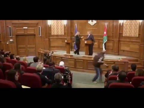 فيديو: وزير خارجية الأردن يهرب من معانقة فيديريكا موغريني